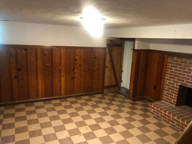 Building Photo - 3 BDRM 1.5 BTH in Baltimore City Sinclair Ln