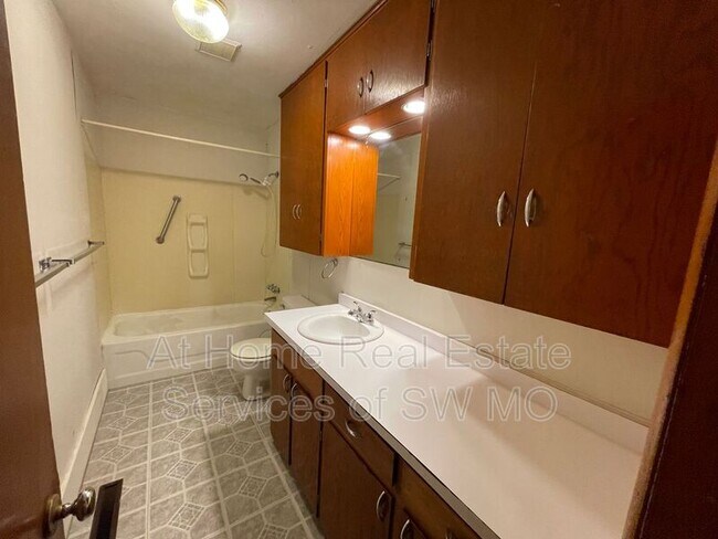 Building Photo - 302 W Whiteside St