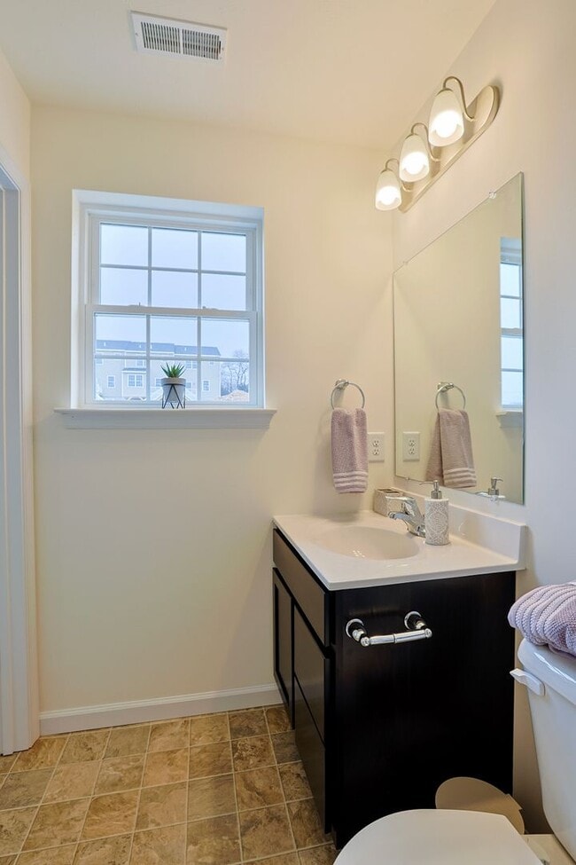 Building Photo - 3 Bedroom Townhome!