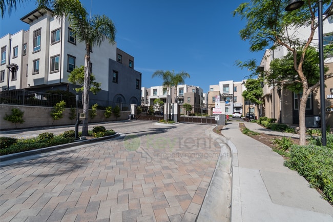 Building Photo - Stunning Verano at Skyline |Gated Community |HOA, Pool, Playground