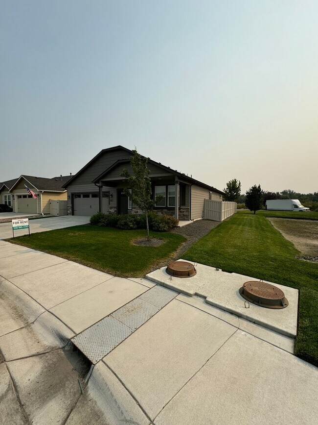 Building Photo - Charming 3-bedroom, 2-bathroom home locate...