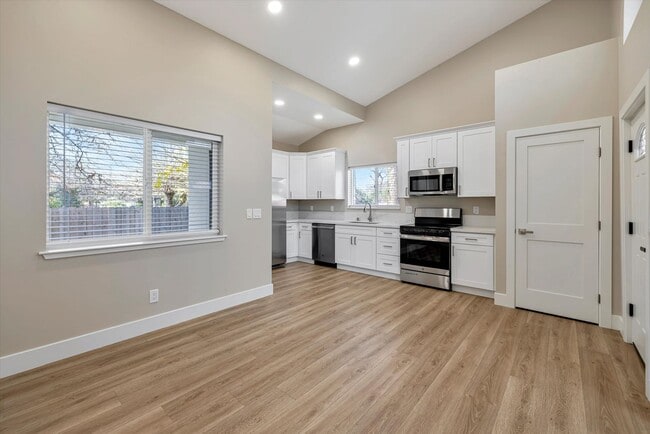 Building Photo - NEWER 2 BED, 1 BATH HOME WITH HUGE YARD AND ENCLOSED DRIVEWAY