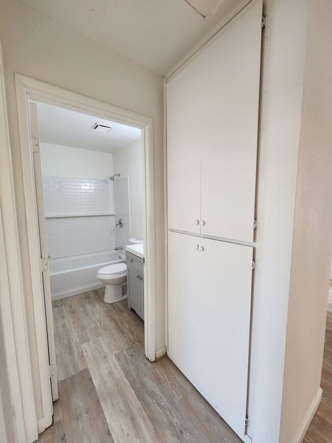 Building Photo - Alamo Apartments 6333