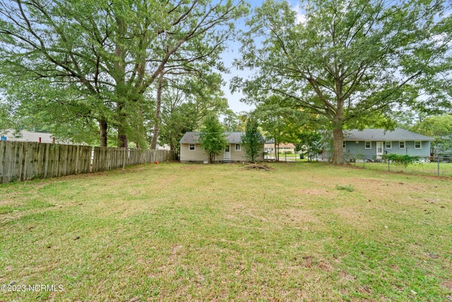 Building Photo - 529 Henderson Dr