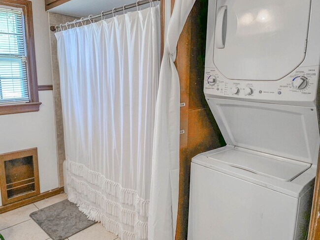 Building Photo - Pre-Leasing - 2-Bedroom Minutes from Texas...