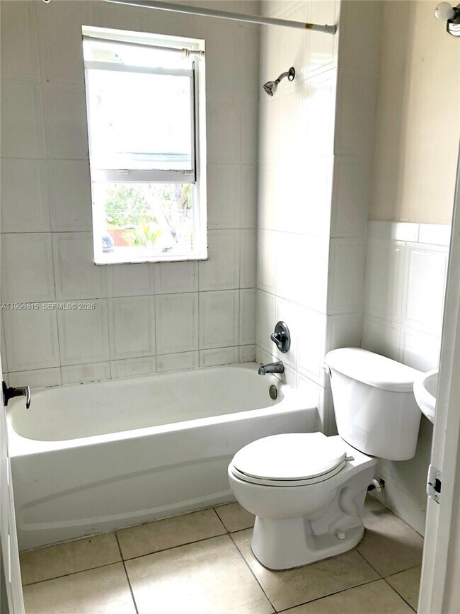 Building Photo - 12124 NE 5th Ave