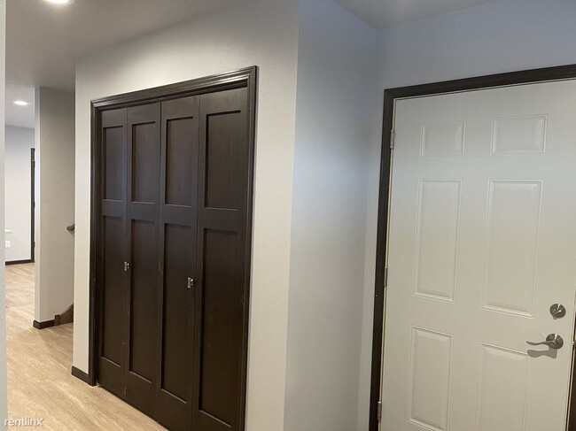 Building Photo - 4 br, 2.5 bath Townhome - Ringbaum Townhomes
