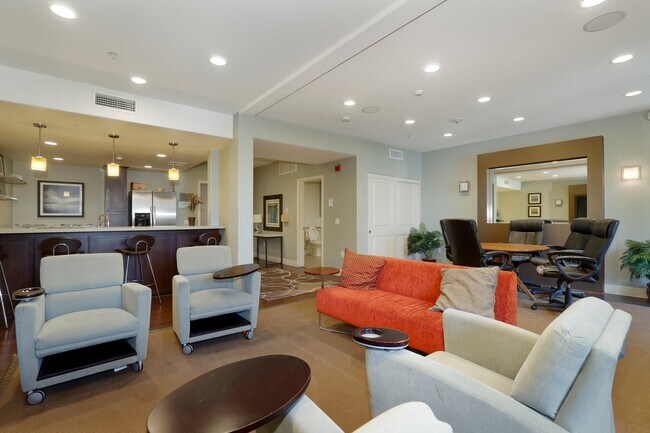 Building Photo - 931 E Walnut St