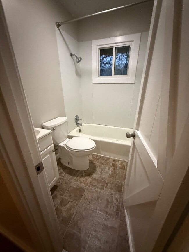 Building Photo - 1704 Highpoint Ave