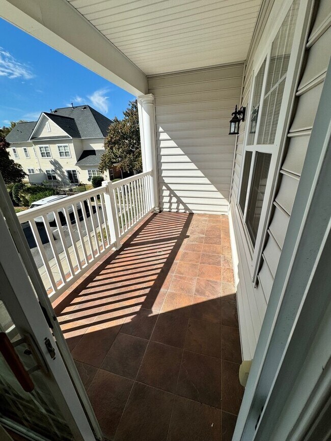 Building Photo - Move-in ready 2-bedroom, 2-bath end-unit t...