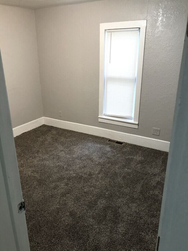 Building Photo - 2 Bed, 1 Bath, BONUS ROOM!!