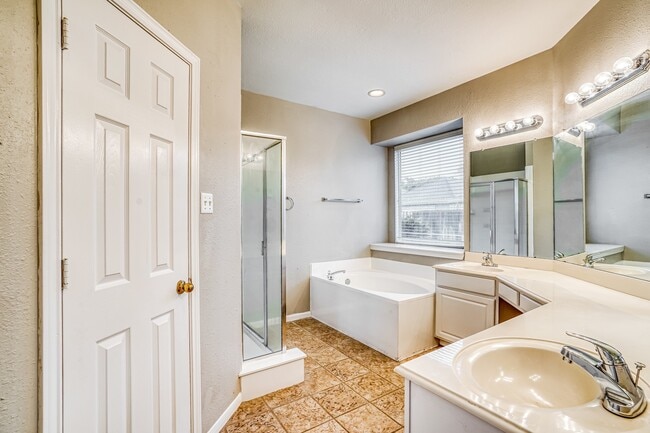 Building Photo - 12831 Pheasant Lake Ct