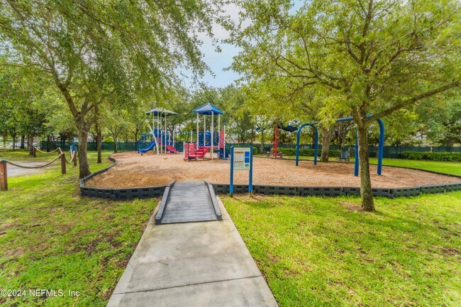 Building Photo - 798 Main St