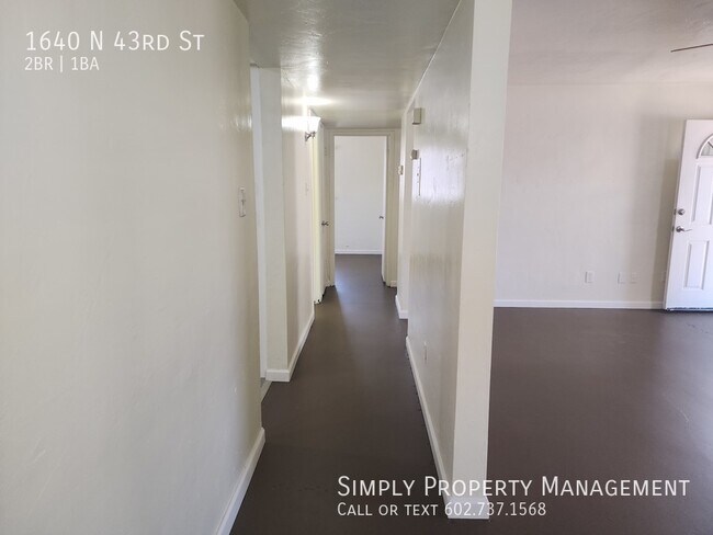 Building Photo - Nice 1950's 2-bedroom house with a huge ba...