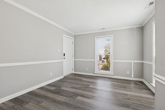 Building Photo - Fully Updated 2 Bedroom Unit!