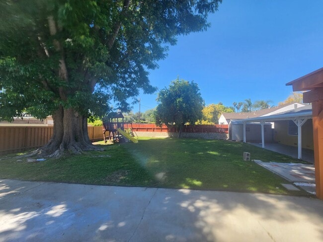 Building Photo - Sherman Oaks Traditional