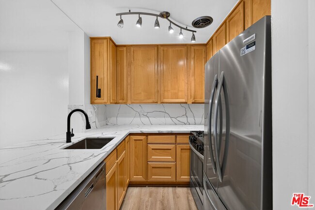 Building Photo - 6305 Green Valley Cir