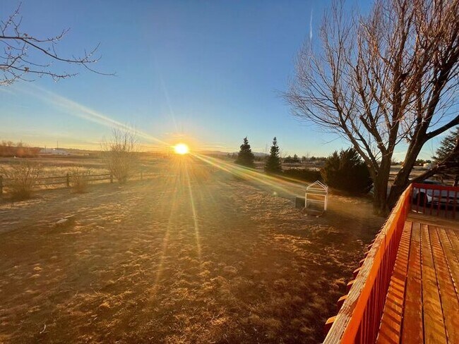 Building Photo - 5 Acre Ranch 3bed/2bth home with amazing v...