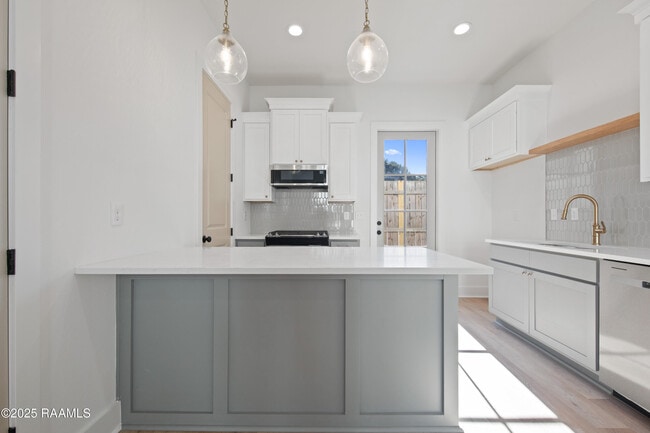 Building Photo - 210 Steiner Oaks