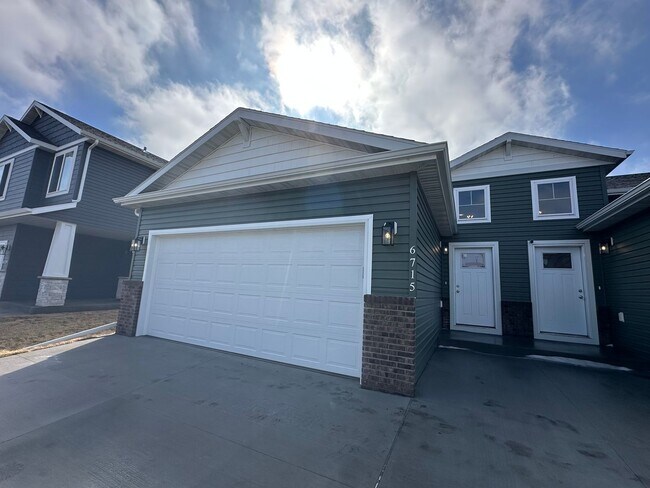 Building Photo - 4-Bedroom, 2-Bathroom Twin Home in South Fargo!