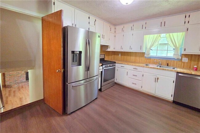 Building Photo - 3533 Charlotte Dr