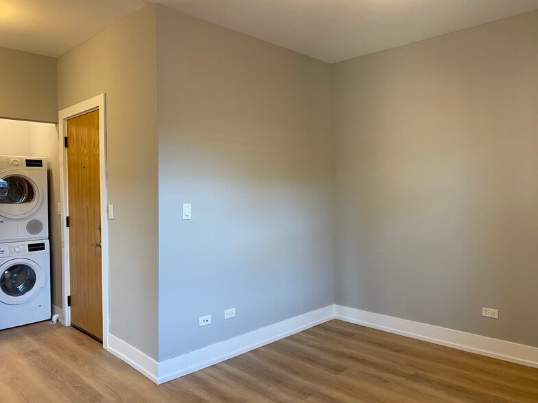 Building Photo - 3925 N Janssen Ave