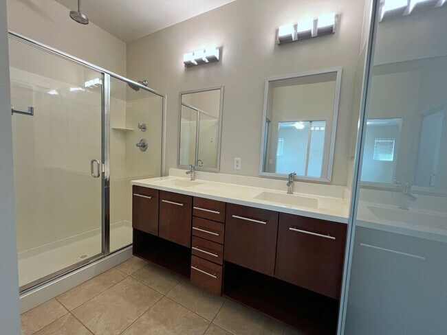 Building Photo - 3546 E Ravenswood Dr
