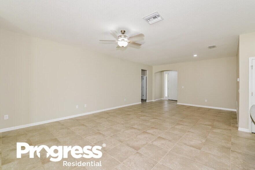 Building Photo - 10606 Scenic Hollow Dr