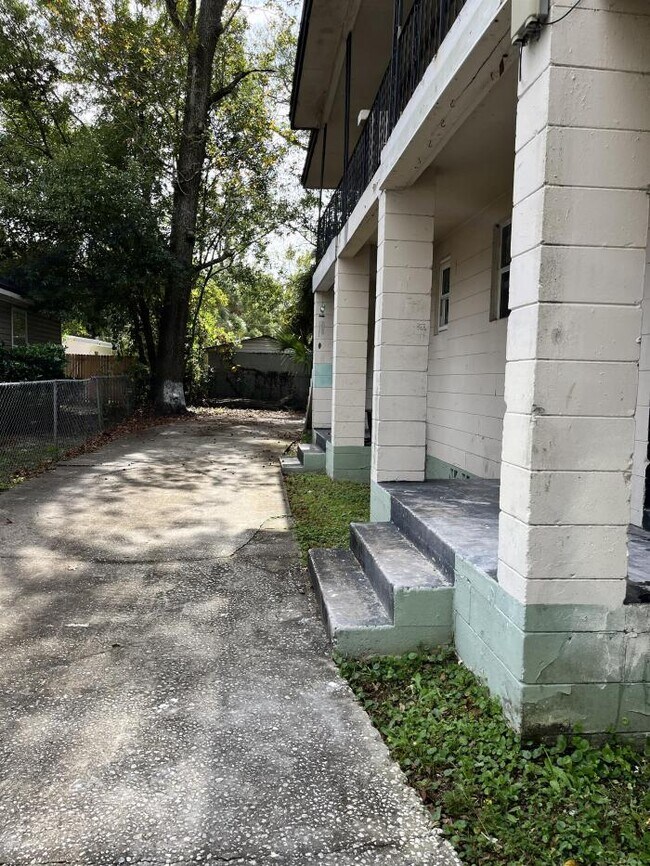 Building Photo - 2 bedroom in Jacksonville FL 32209