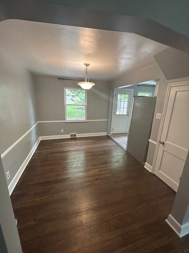 Building Photo - Spacious 4 bedroom 1 Bath Home with Tons o...