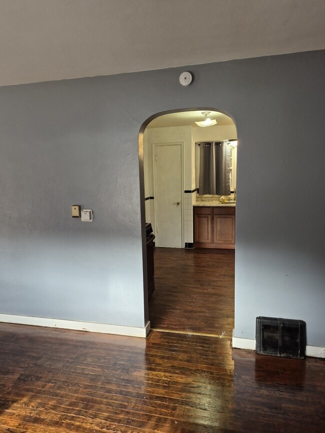 Building Photo - 8835 Murvale Dr