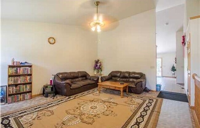Building Photo - Huge 3BR/3ba Duplex on West Side of Eau Cl...