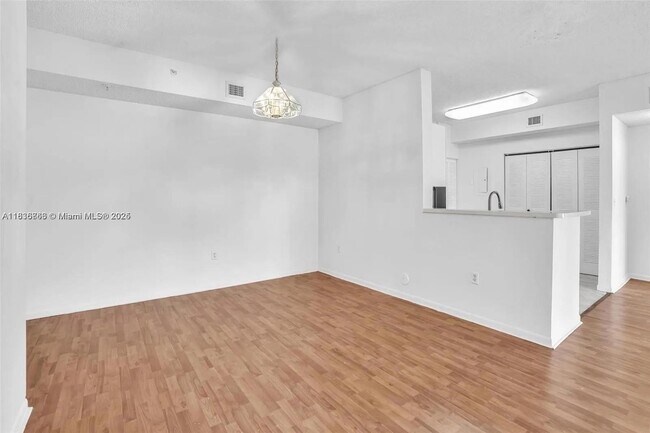 Building Photo - 6928 SW 39th St