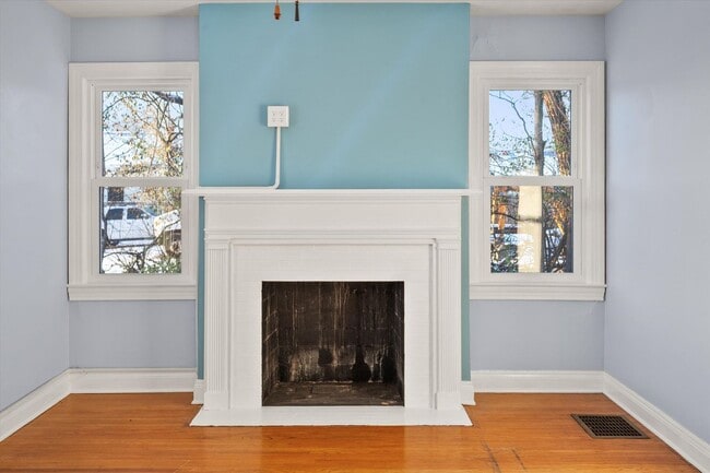 Building Photo - Charming Updated Home in the Heart of Jeffersontown