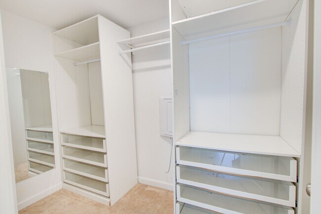 Building Photo - Like New End Unit Condo, 3 Bed 2.5 Bath