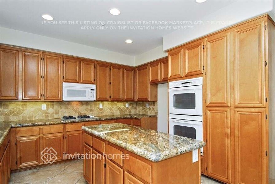 Building Photo - 15418 Rochelle St