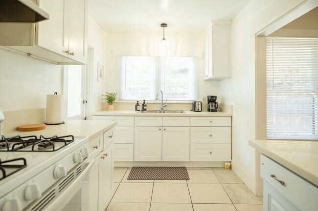 Building Photo - Spacious Furnished Home Near Pasadena City College