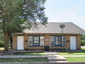 Building Photo - Newly Updated Duplex Conveniently Located ...