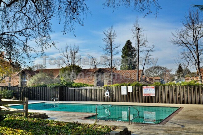 Building Photo - Beautiful 3 Bd/2.5 Ba/1697 sf Walnut Creek townhouse in desirable neighborhood! Available April 1st!