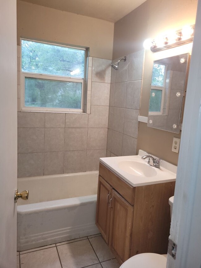 Building Photo - 2 bed 1 bath