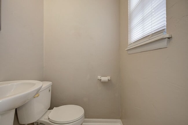 Building Photo - First Full Month's Rent Free! Spacious 3BD/1.BTH Home in Spencer