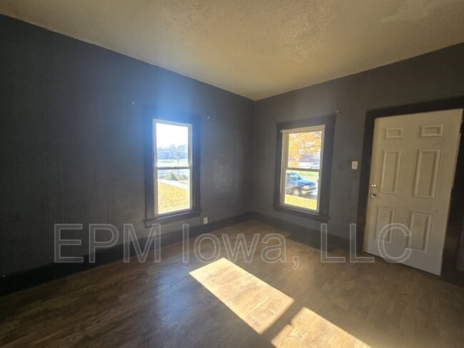 Building Photo - 206 Clay St