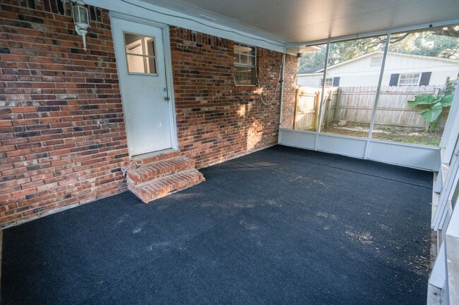 Building Photo - 3/2 Pool Home - Lake Jackson Area