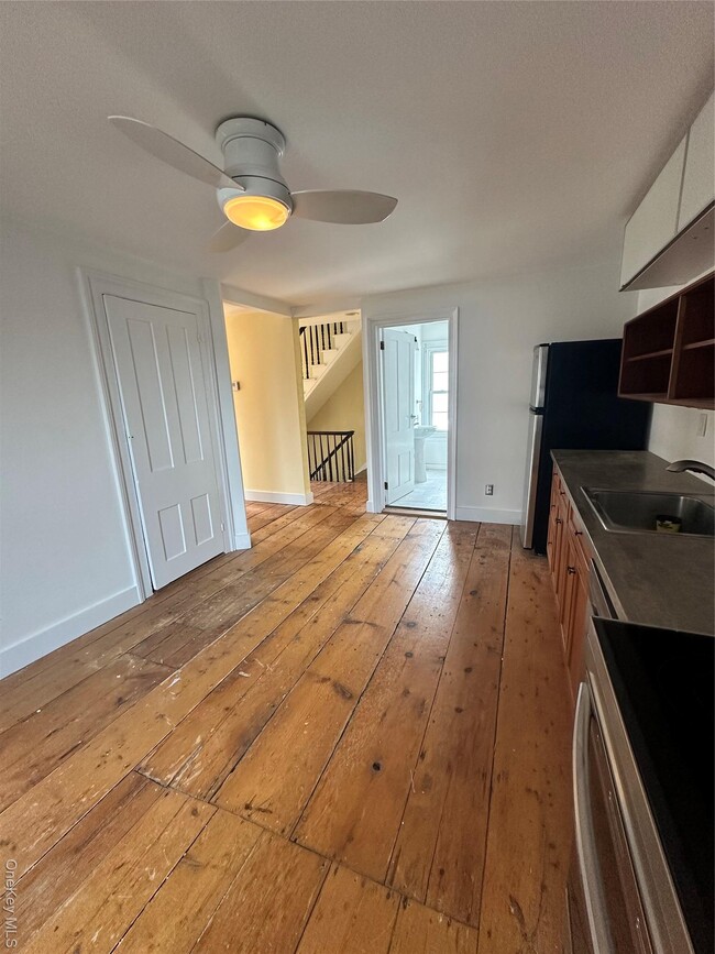 Building Photo - 744 Main St