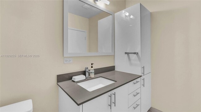 Building Photo - 999 SW 1st Ave