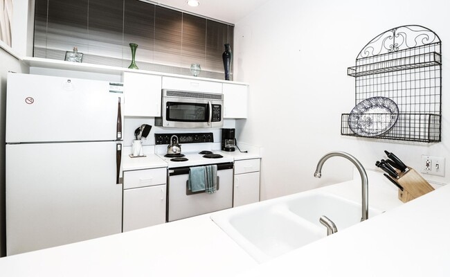 Building Photo - Spacious Jr. 1 Bedroom near Levi's Plaza |...