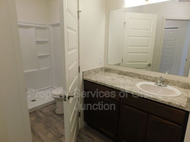 Building Photo - 658 Brookwillow Dr