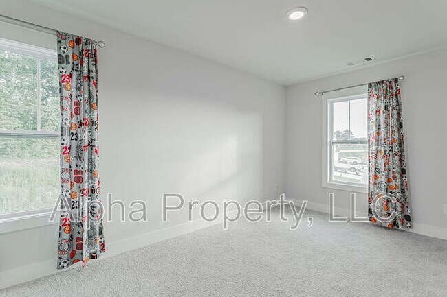 Building Photo - 30 Mardale Ln