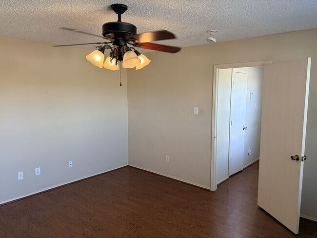 Building Photo - 1525 Melrose Ln