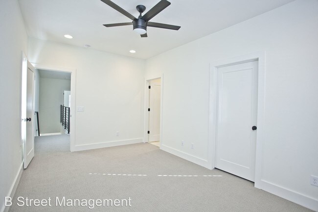 Building Photo - 4 br, 3.5 bath House - 329 SW D Street